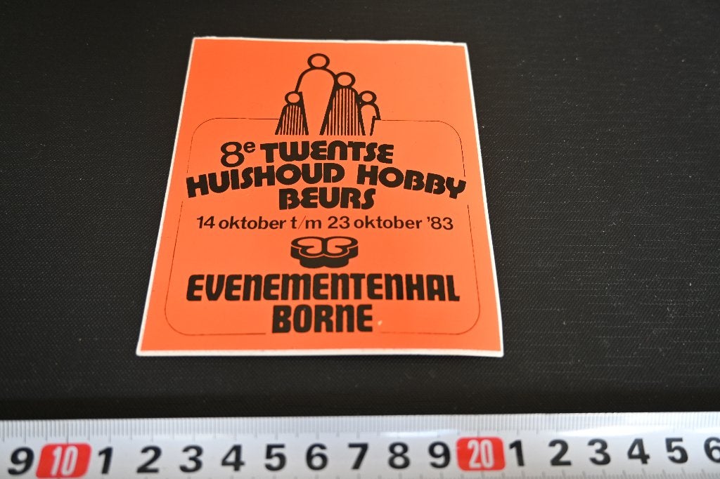 sticker 8e Twentse Huishoud Hobby Beurs 1983 Borne, Ophalen, Zo goed als nieuw