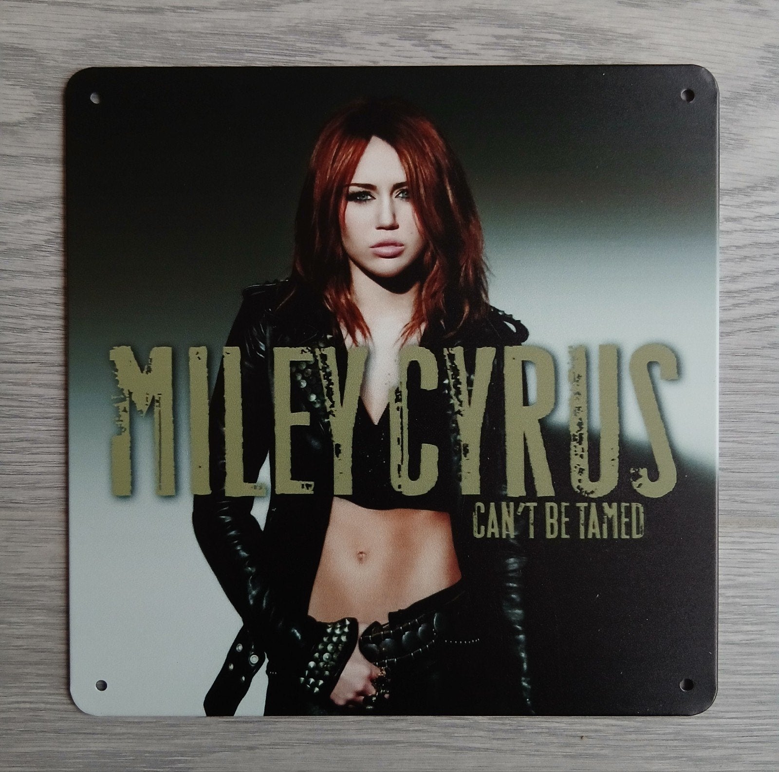 Miley Cyrus Can't Be Tamed 20x20 cm Metalen Reclamebord, Ophalen of Verzenden, Nieuw, Poster, Artwork of Schilderij