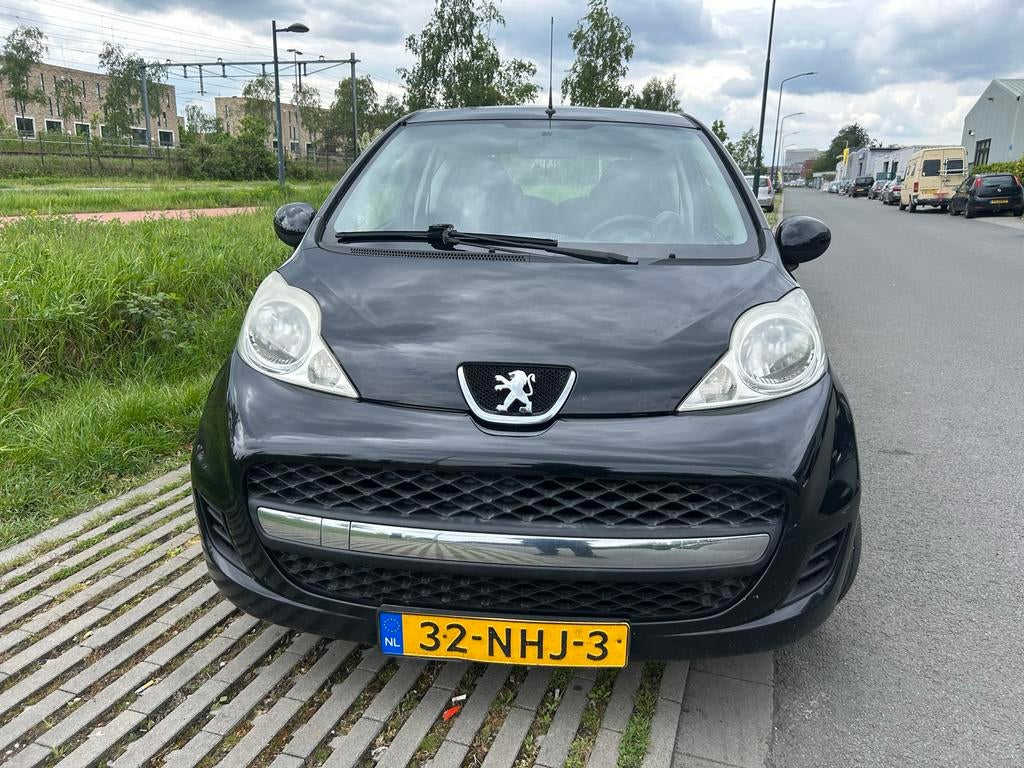Peugeot 107 1.0 12V 3DR 2010 Zwart, Auto's, Voorwielaandrijving, 4 stoelen, Origineel Nederlands, Bedrijf