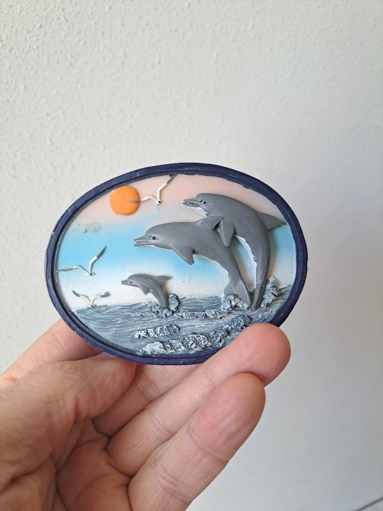 Dolfijnen ovale koelkastmagneet kunsthars, Ophalen of Verzenden, Zo goed als nieuw, Dier