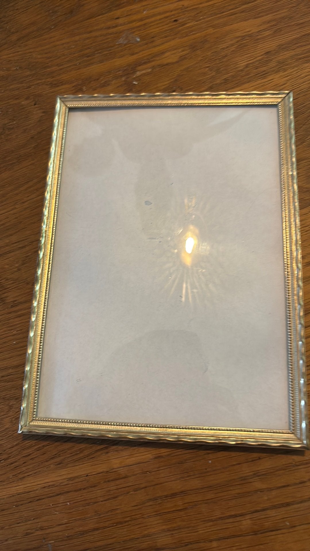 Fotolijstje met fraaie lijst en bol glas , 13 x 18 cm, Ophalen of Verzenden