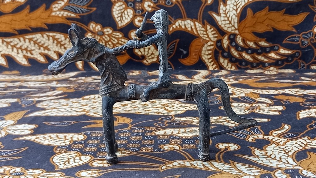 Krijger op paard mooi antiek Naga brons uit India 17,8 cm.
