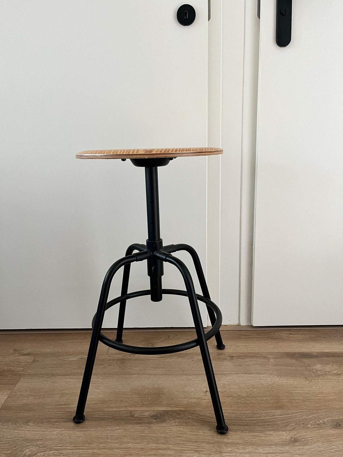 Gratis IKEA Krukje - Hoogte Verstelbaar, Huis en Inrichting, Krukjes, Ophalen, In hoogte verstelbaar, Gebruikt, Hout