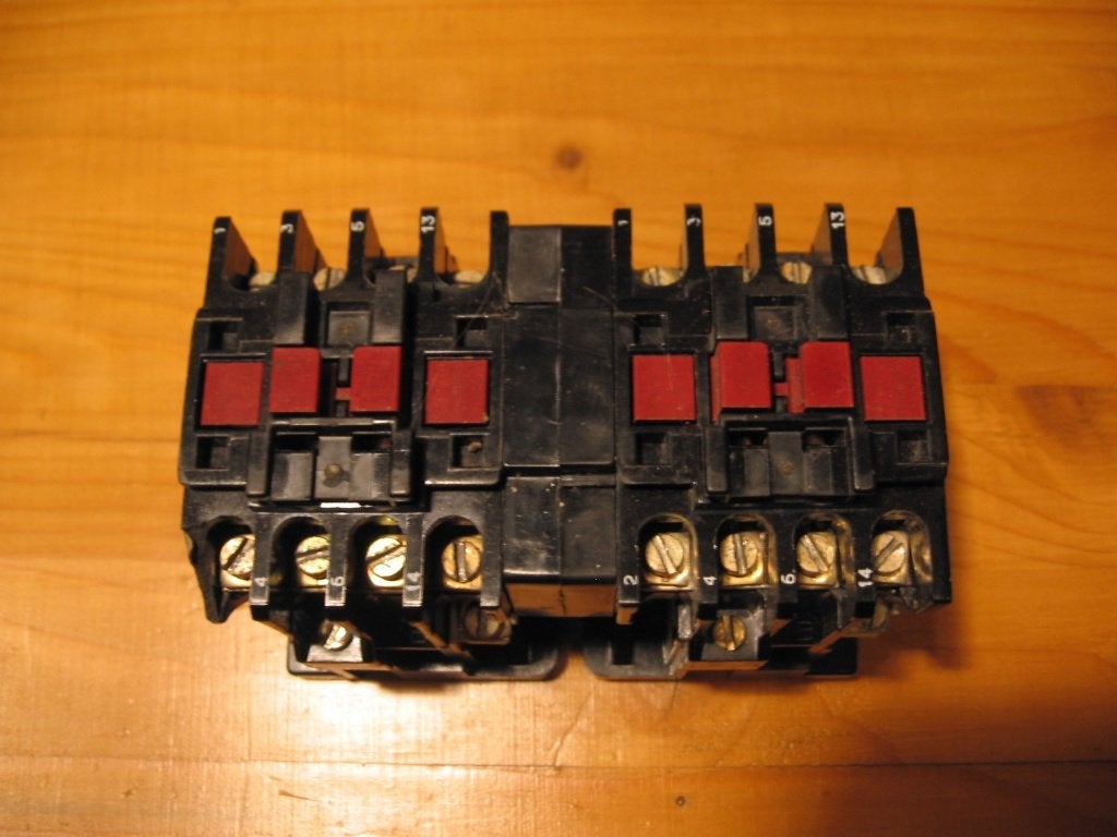 Telemecanique relais LC2-D123 en D129 omkeerschakelaar., Hobby en Vrije tijd, Verzenden, Gebruikt