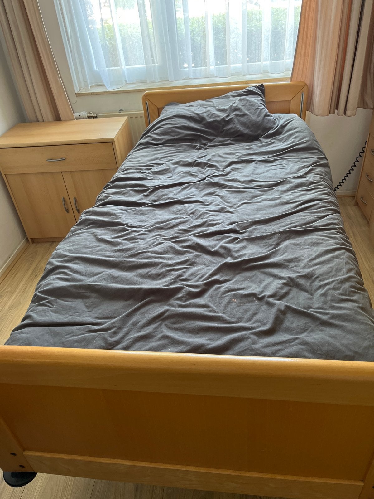 Verrijdbaar eenpersoonsbed met bijpassende kastjes, Ophalen, Gebruikt, 90 cm, Eenpersoons