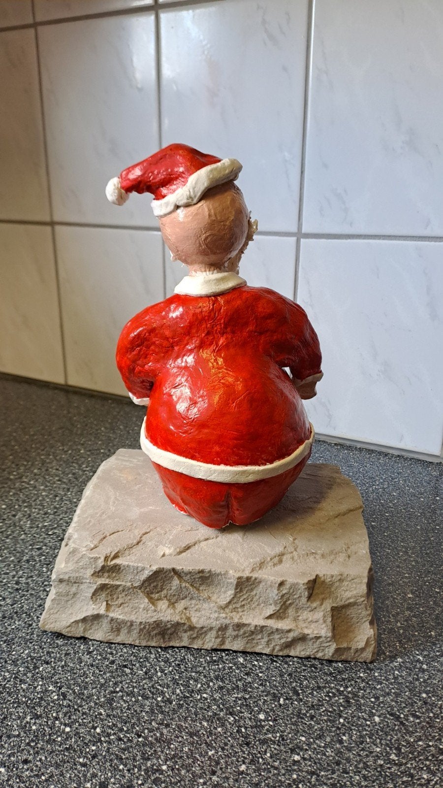 Handgemaakt Kerstman Beeldje van Klei op Stenen Sokkel, Ophalen of Verzenden, Zo goed als nieuw, N.v.t, N.v.t