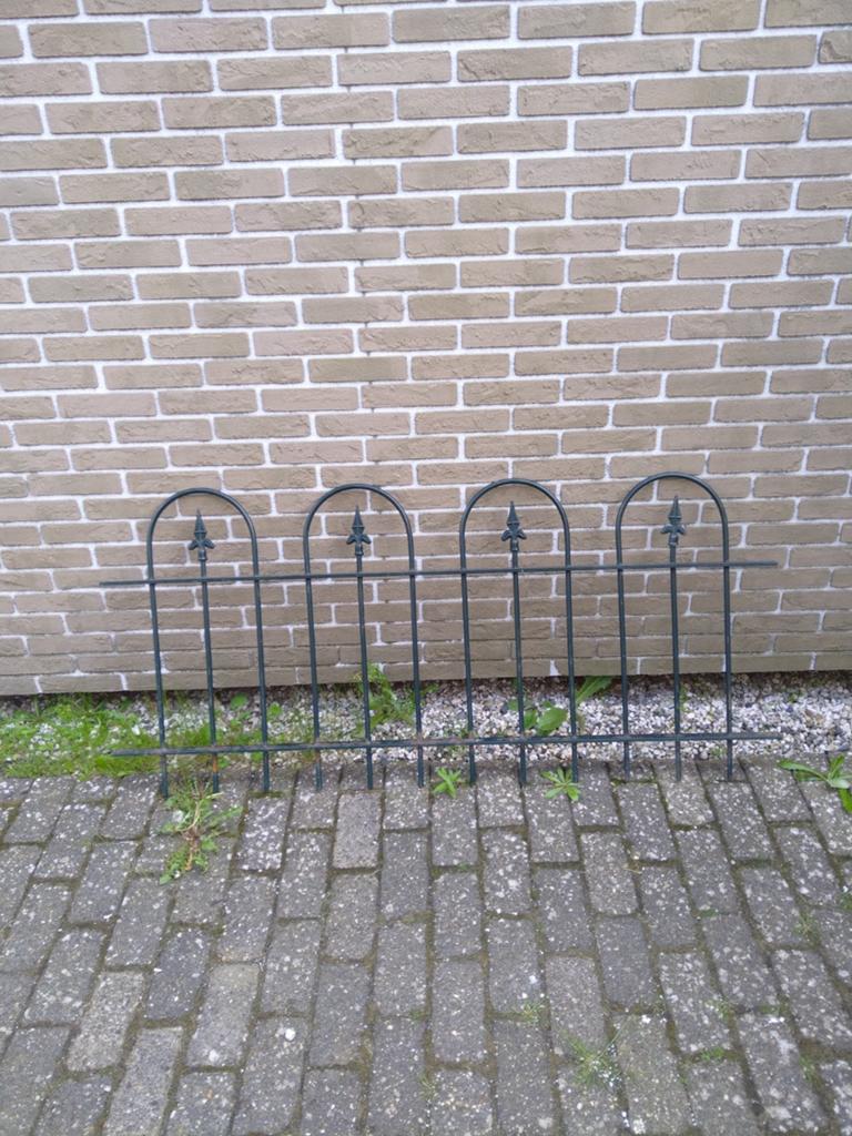 Groen sierhekwerk met poortje en palen, Tuin en Terras, Tuinhekken en Hekwerk, Met poort, Gebruikt, Ophalen of Verzenden, Sierhekwerk