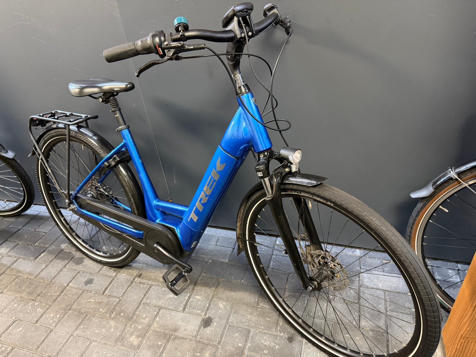 Trek District+ 6  | Bosch Active Line Plus, Fietsen en Brommers, Versnellingen, Giant, Zo goed als nieuw, 61 tot 65 cm