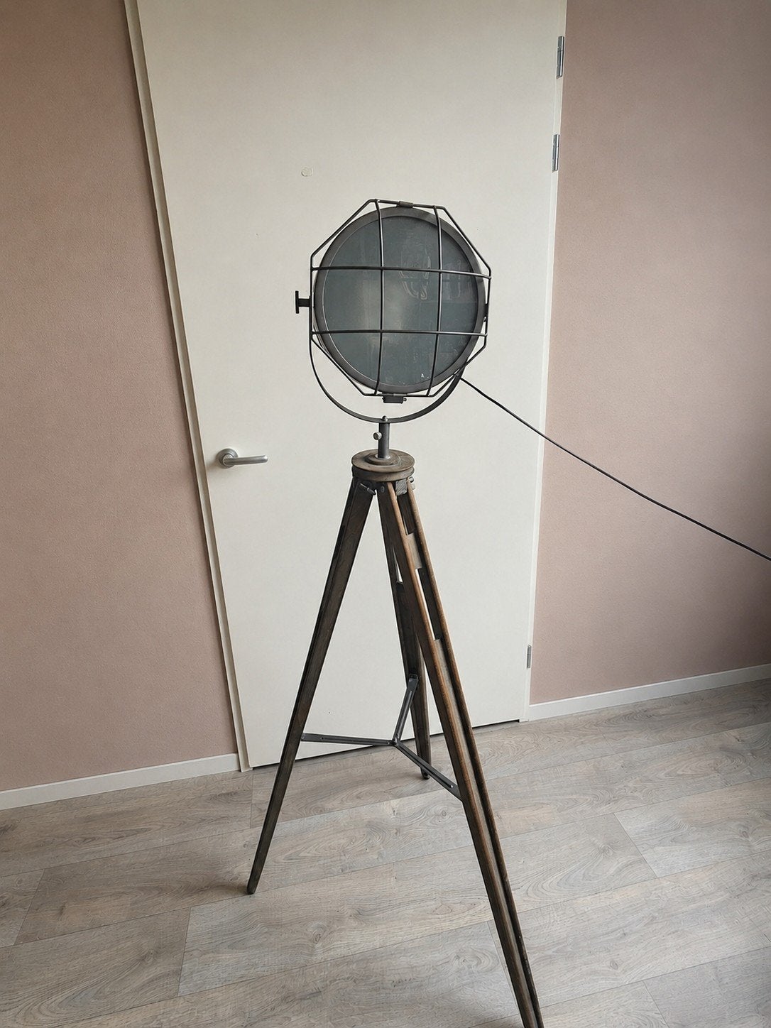 Industriële Vloerlamp met Statief - Zwart Metaal, Huis en Inrichting, Lampen | Vloerlampen, Ophalen, Gebruikt, E27 (groot), Hout