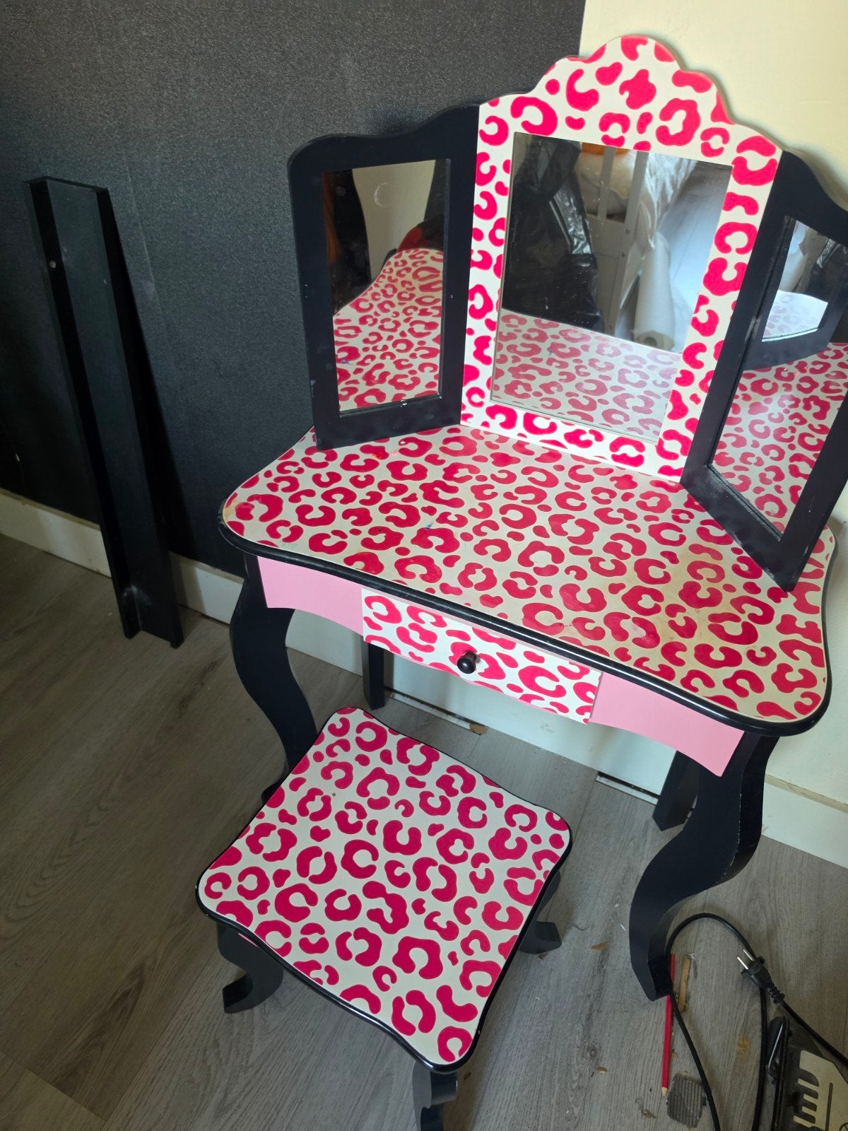 Kaptafel met krukje - Roze luipaardprint, Ophalen, Kinderlijk, speels, luipaardprint, Gebruikt, 50 tot 100 cm