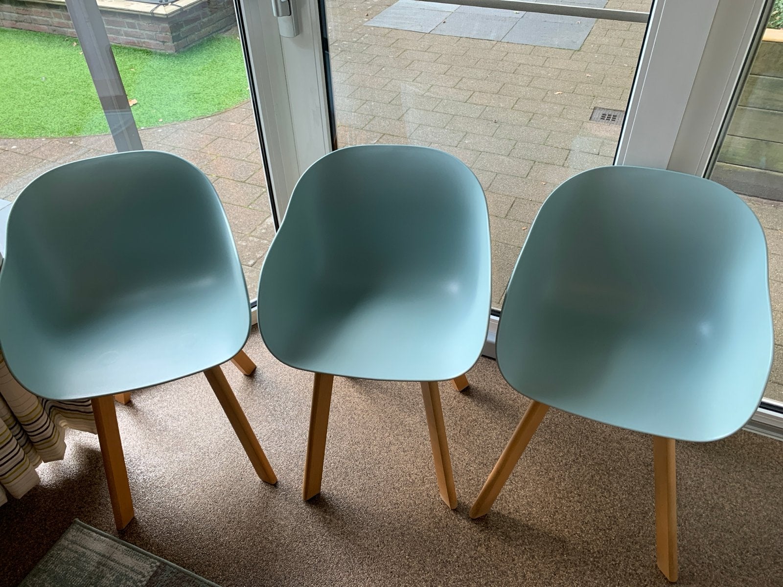 Set van 3 lichtblauwe stoelen met houten poten, Ophalen, Drie, Blauw, Zo goed als nieuw