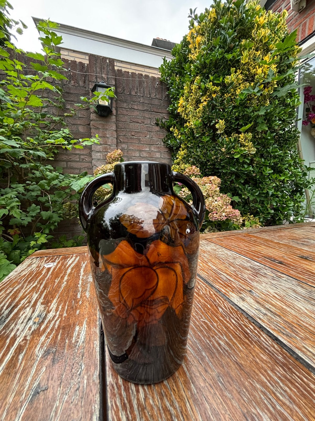 Vintage bruine vaas met handvatten en bladmotief, Ophalen of Verzenden