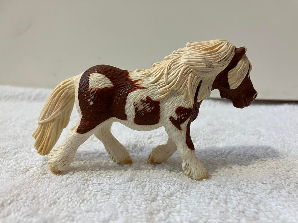 Schleich paardje Shetlander Bruin en wit gevlekt pony figuur, Verzamelen, Dierenverzamelingen, Ophalen of Verzenden, Zo goed als nieuw