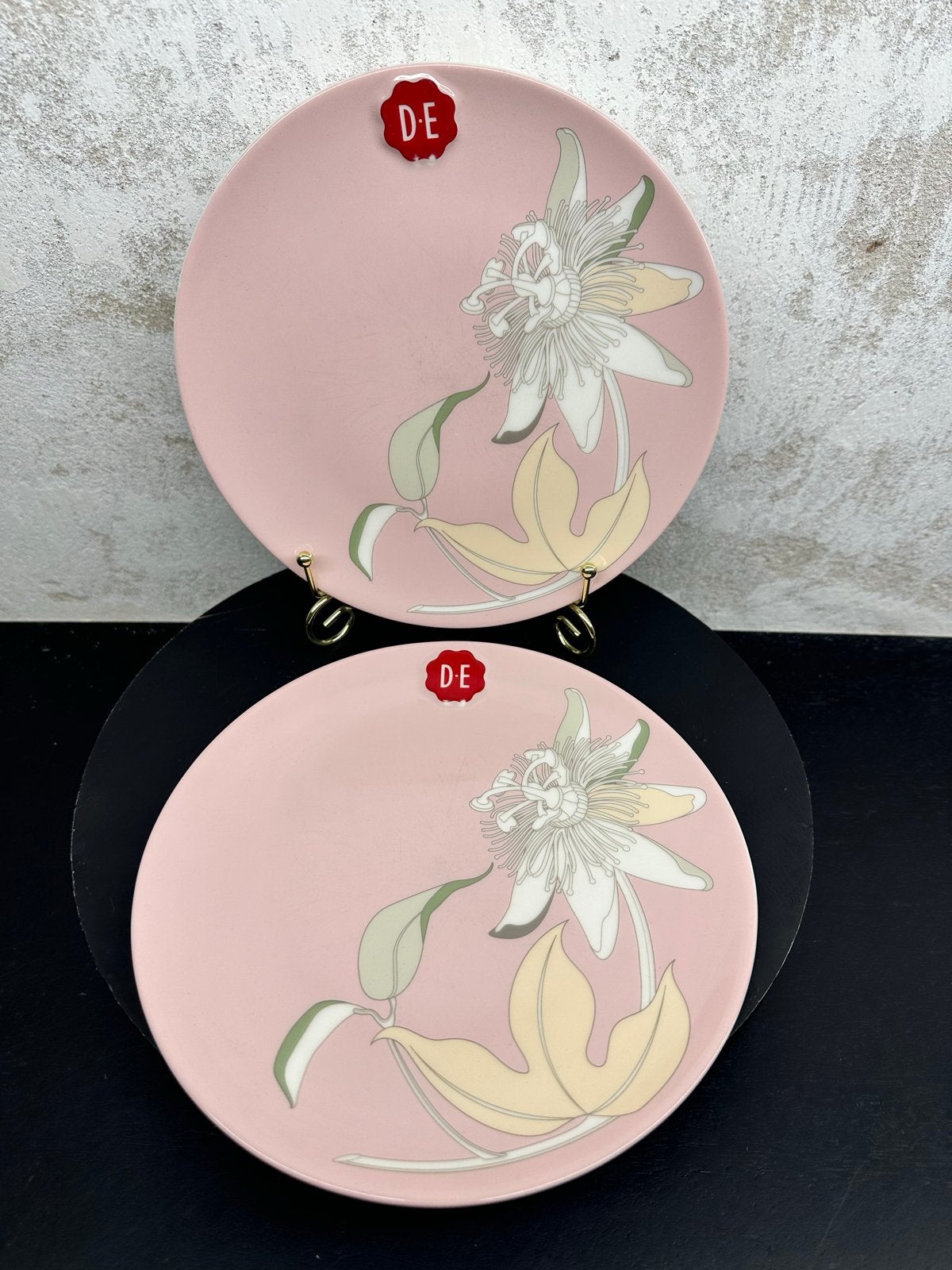 2 Roze borden met bloemprint - Raja Europe - Caroline van Pe, Overige merken, Keramiek, Ophalen of Verzenden, Zo goed als nieuw