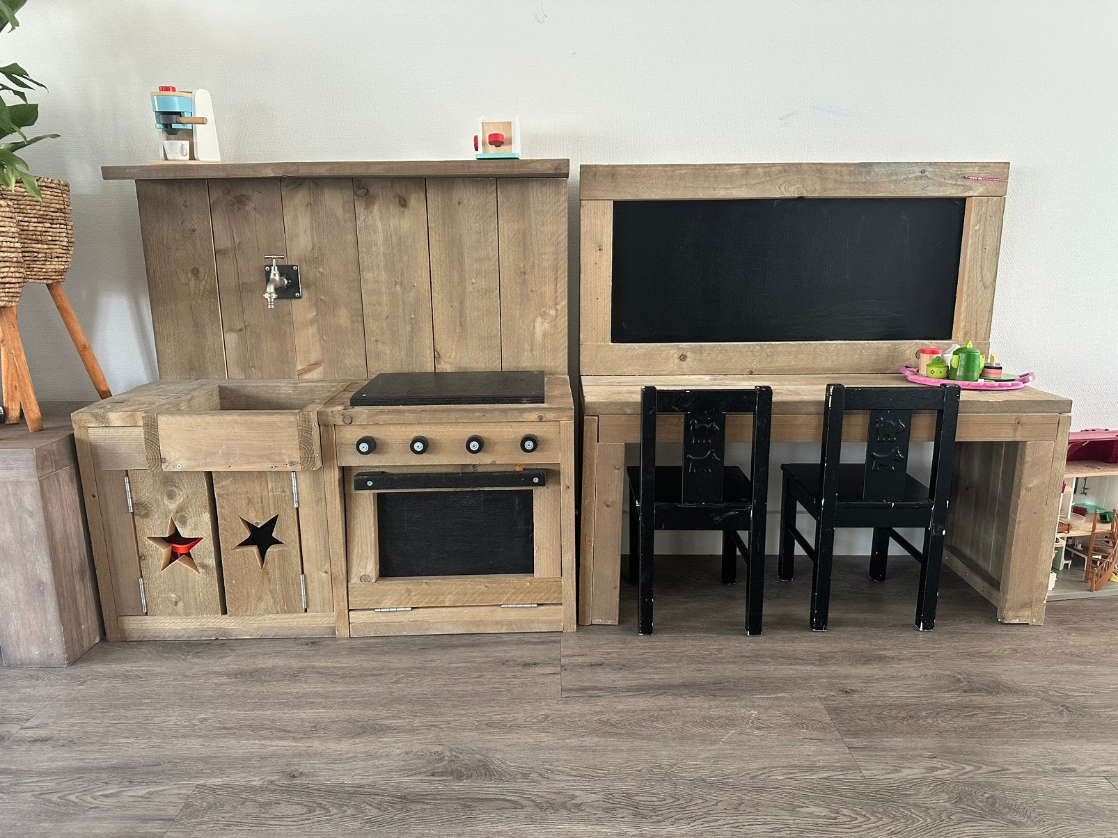 Steigerhouten keukentje en krijtbord incl 2 stoeltjes, Ophalen, Zo goed als nieuw