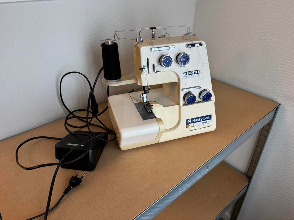 Huskylock 550D lockmachine / overlock – netjes en compleet, Hobby en Vrije tijd, Naaimachines en Toebehoren, Ophalen, Gebruikt