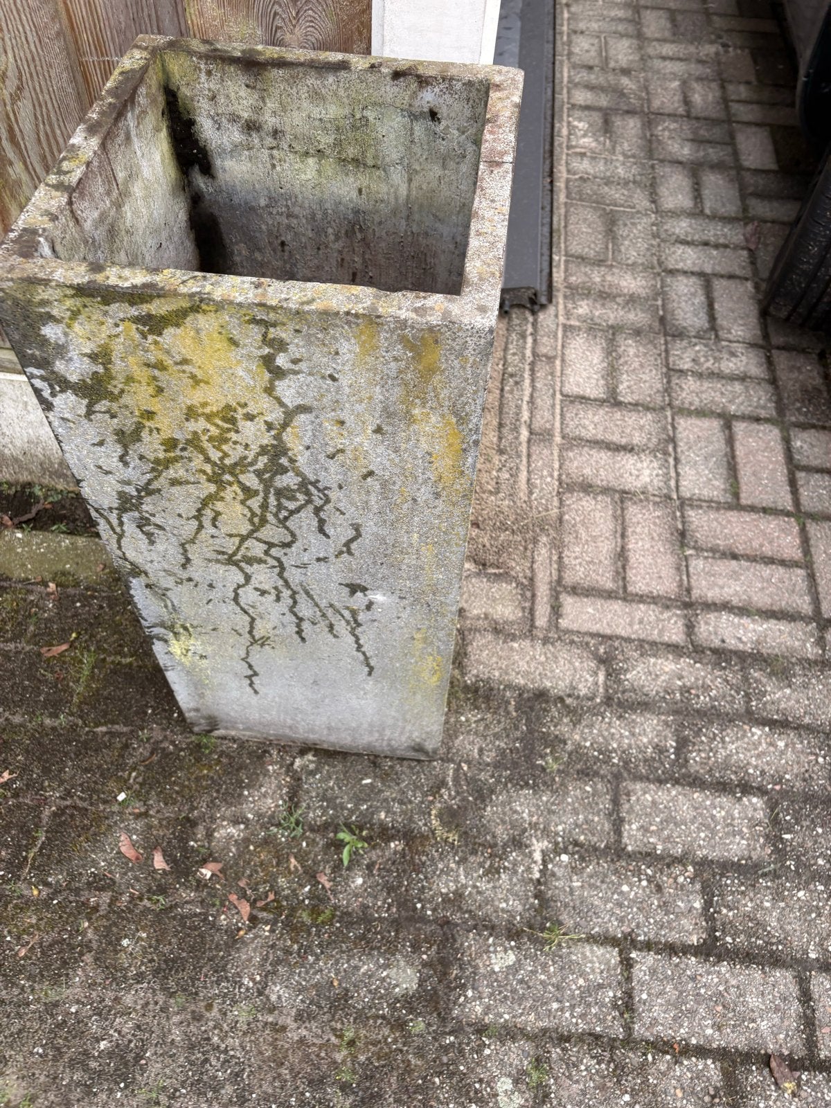 GRATIS! 2 stenen plantenbakken - 35x35x80 cm, Tuin en Terras, Bloembakken en Plantenbakken, Ophalen, Steen, Gebruikt, Minder dan 60 cm