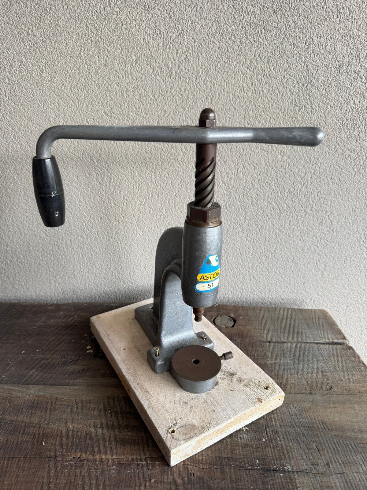 Astor 51 knopen pers met toebehoren, Ophalen of Verzenden, Naaimachine, Overige merken