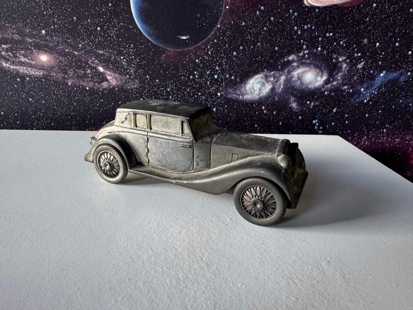 Vintage metalen spaarpot in de vorm van een klassieke auto, Ophalen of Verzenden, Gebruikt, Metaal of Blik, Vervoermiddel