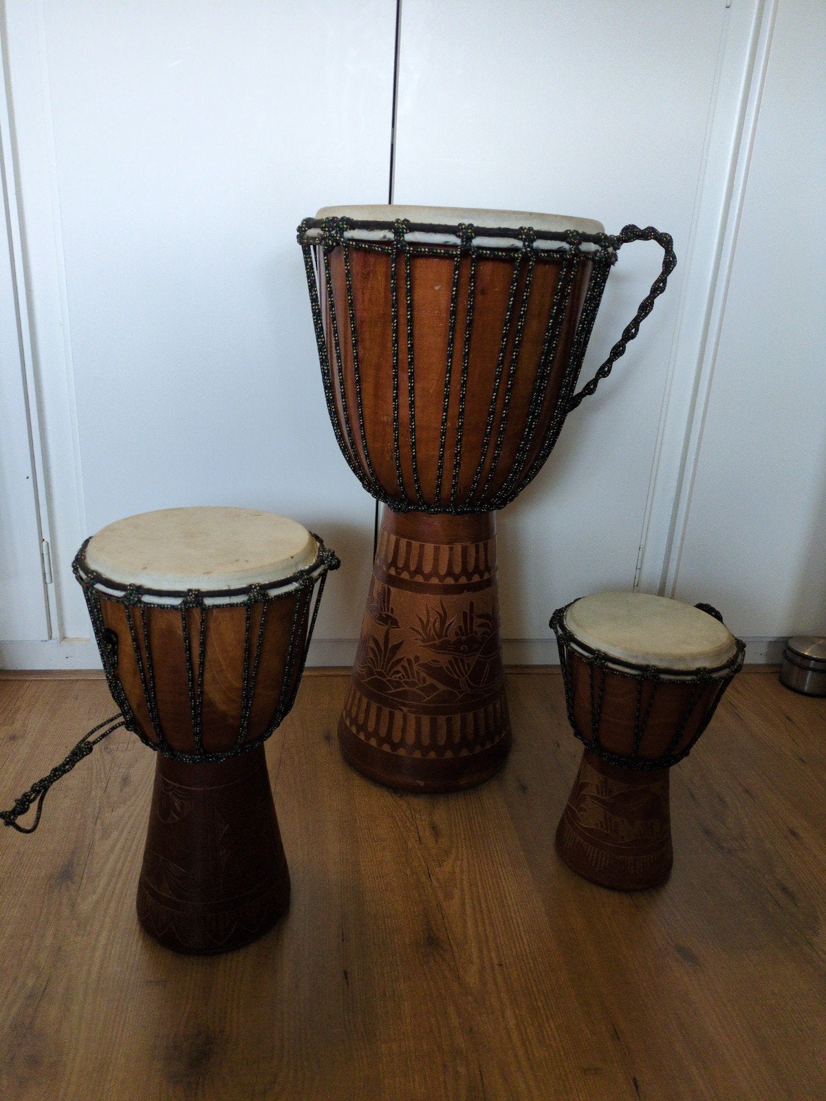Drie maten hand bewerkte djembe, Muziek en Instrumenten, Percussie, Ophalen, Gebruikt, Trommel