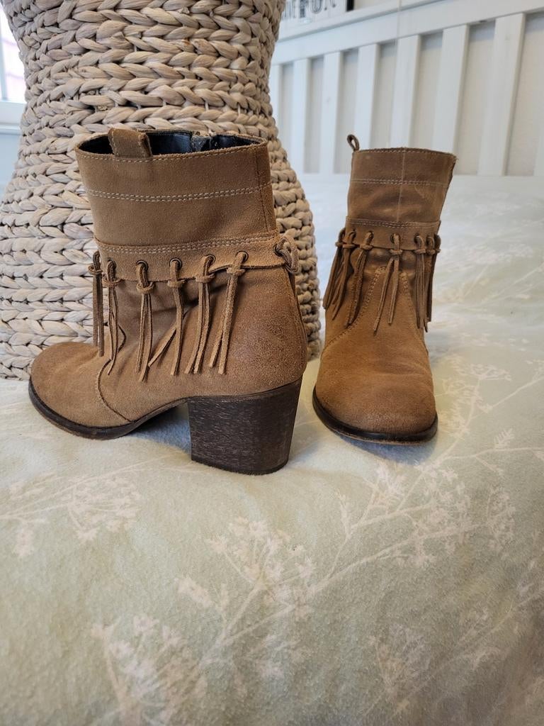 Ibiza bohoo look leer enkellaarsje maat 38, Kleding | Dames, Schoenen, Beige, Lage of Enkellaarzen, Ophalen of Verzenden, Zo goed als nieuw