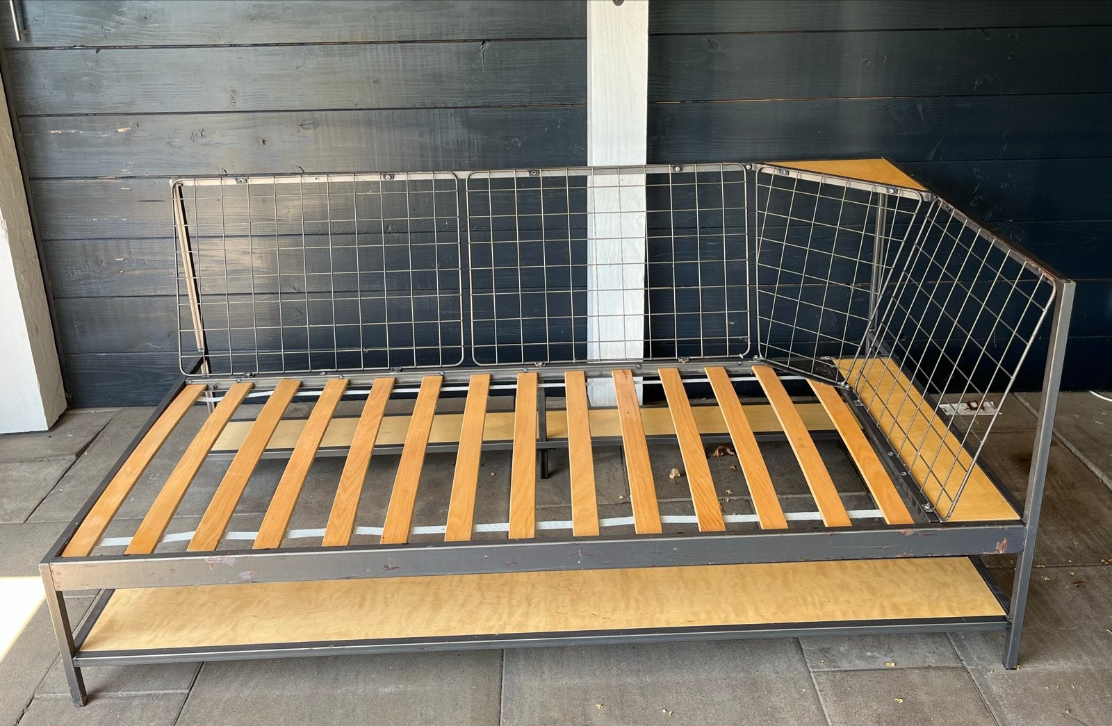 Metalen bedframe met lattenbodem en opbergruimte, Huis en Inrichting, Gebruikt, 90 cm, Eenpersoons, Ophalen of Verzenden