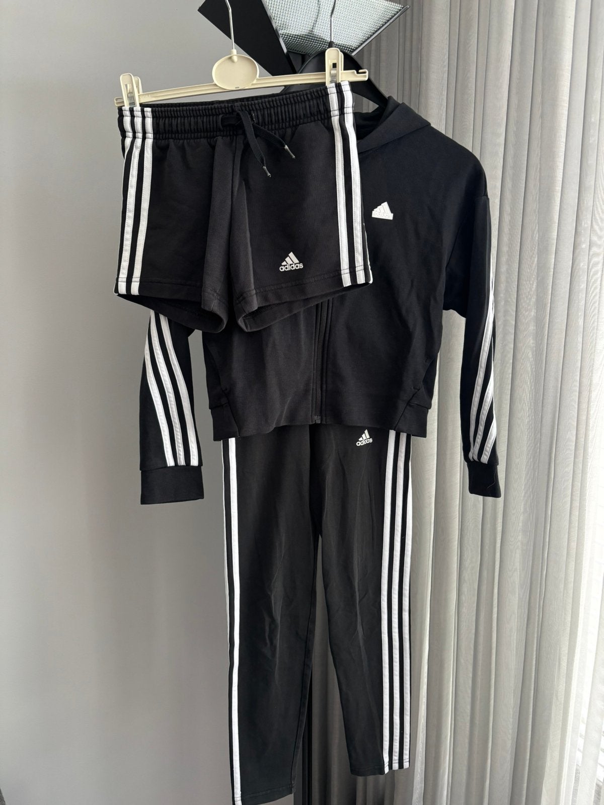 Sportief 3delig van ADIDAS 140/152 ALS NIEUW, Ophalen of Verzenden, Zo goed als nieuw, Meisje, Sport- of Zwemkleding