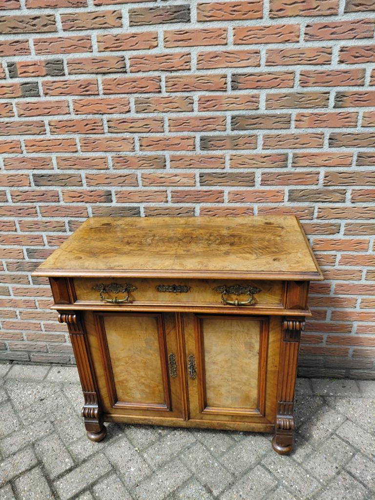 Mooi klein aniek kastje noten met  wortelnoten, Antiek en Kunst, Ophalen of Verzenden