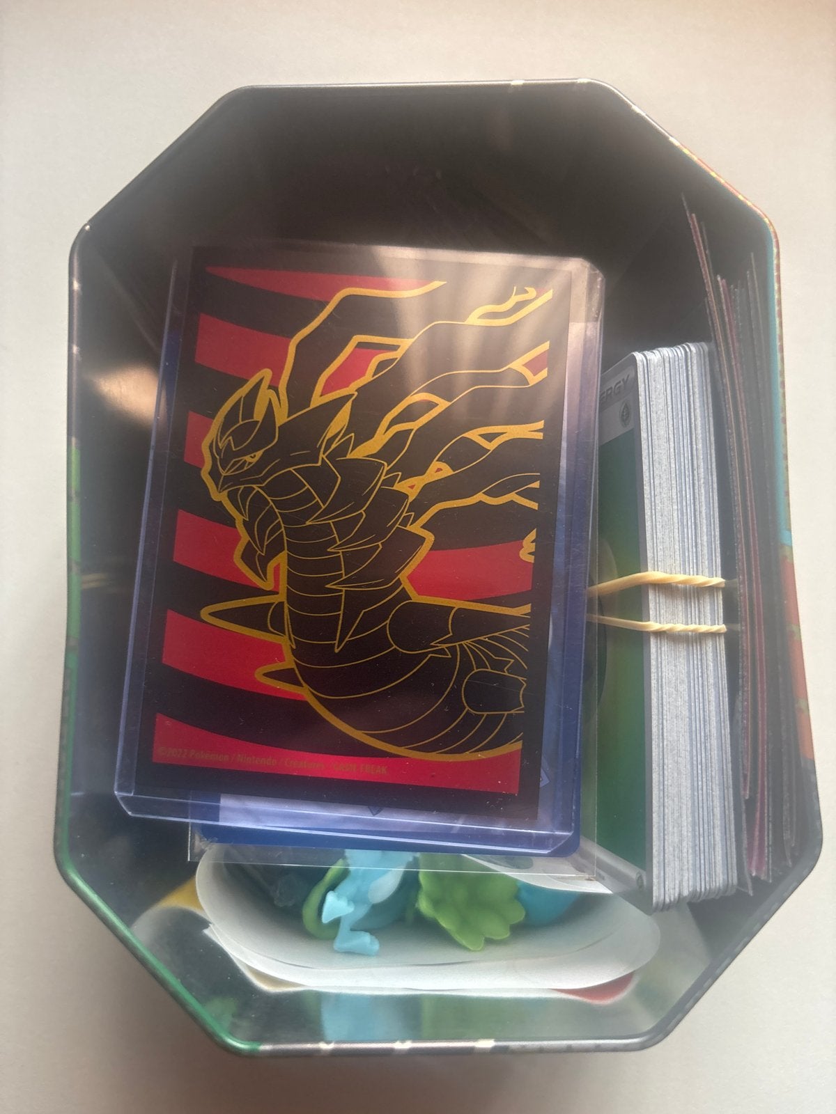 Pokémon Kaarten verassing  Tin Box, Hobby en Vrije tijd, Verzamelkaartspellen | Pokémon, Ophalen of Verzenden, Zo goed als nieuw