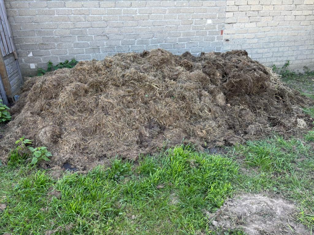 Gecomposteerd hooi met een beetje paardenmest, Ophalen, Compost