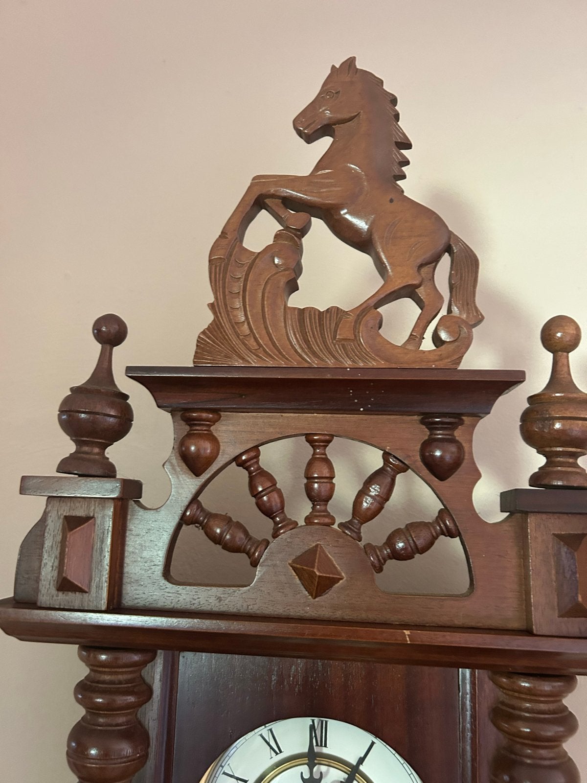 Antieke Regulator Klok met Paardendecoratie, Ophalen