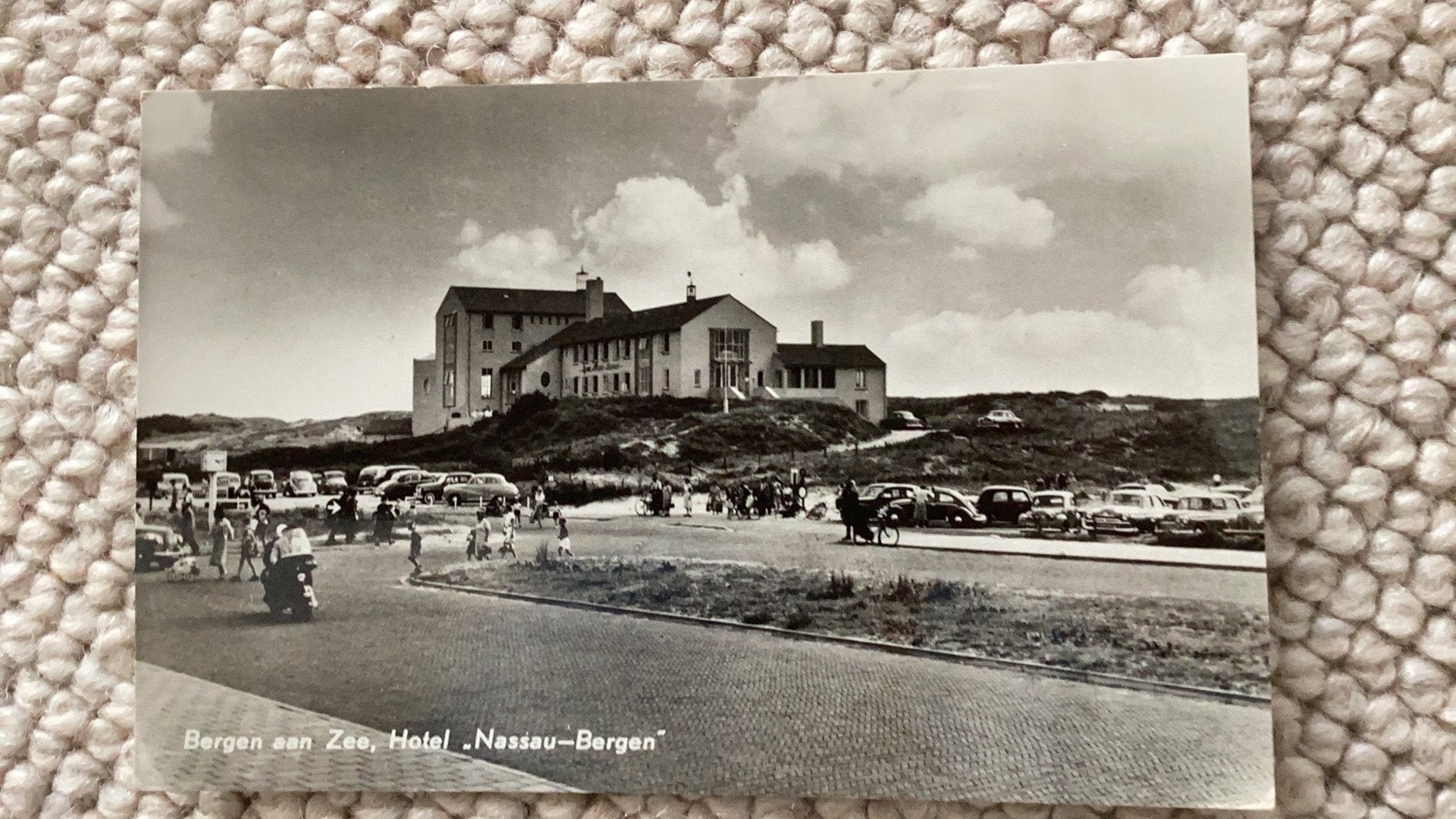 Ansichtkaart Bergen aan Zee Hotel “Nassau—Bergen”. 986, Ophalen of Verzenden, 1940 tot 1960, Ongelopen, Noord-Holland