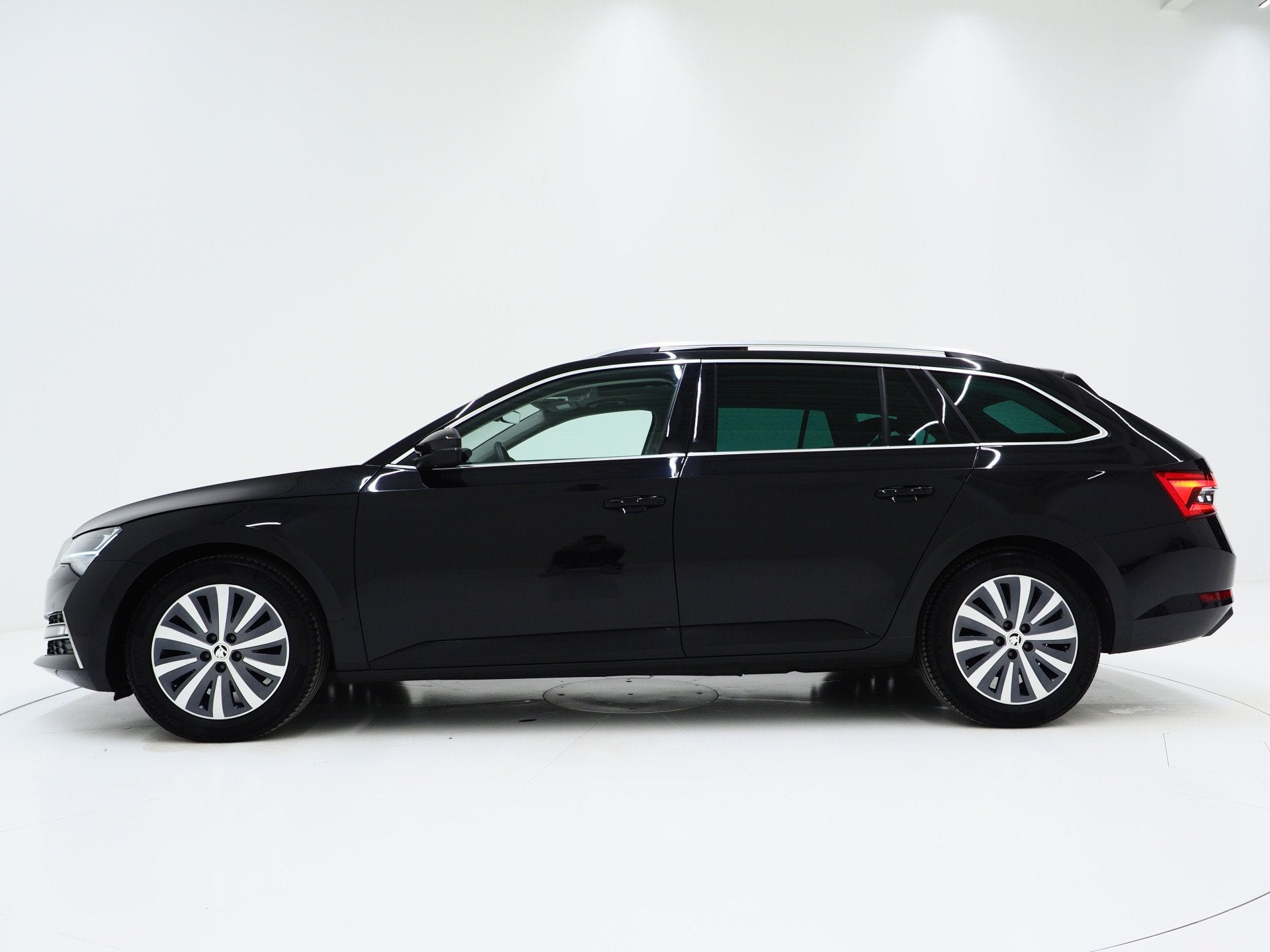 Skoda Superb Combi 1.4 TSI iV Style | Panoramadak | Trekhaak, Dealer onderhouden, Gebruikt, Zwart, 4 cilinders