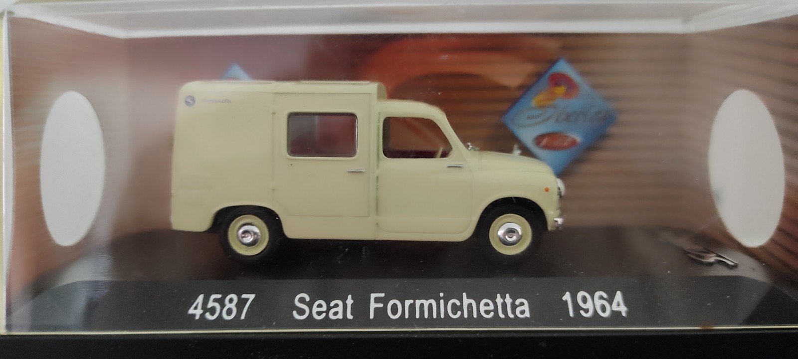 Seat Formichetta 1964 beige 1:43 in vitrinedoosje, Ophalen of Verzenden, Nieuw, Auto, Solido