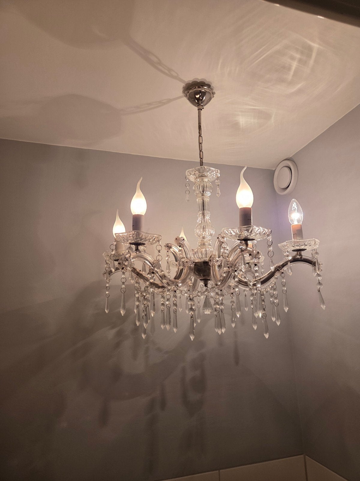 Elegante kroonluchter - 60cm breed, 70cm hoog, Huis en Inrichting, Ophalen, E14 (klein), Klassiek, Elegant, Kunststof