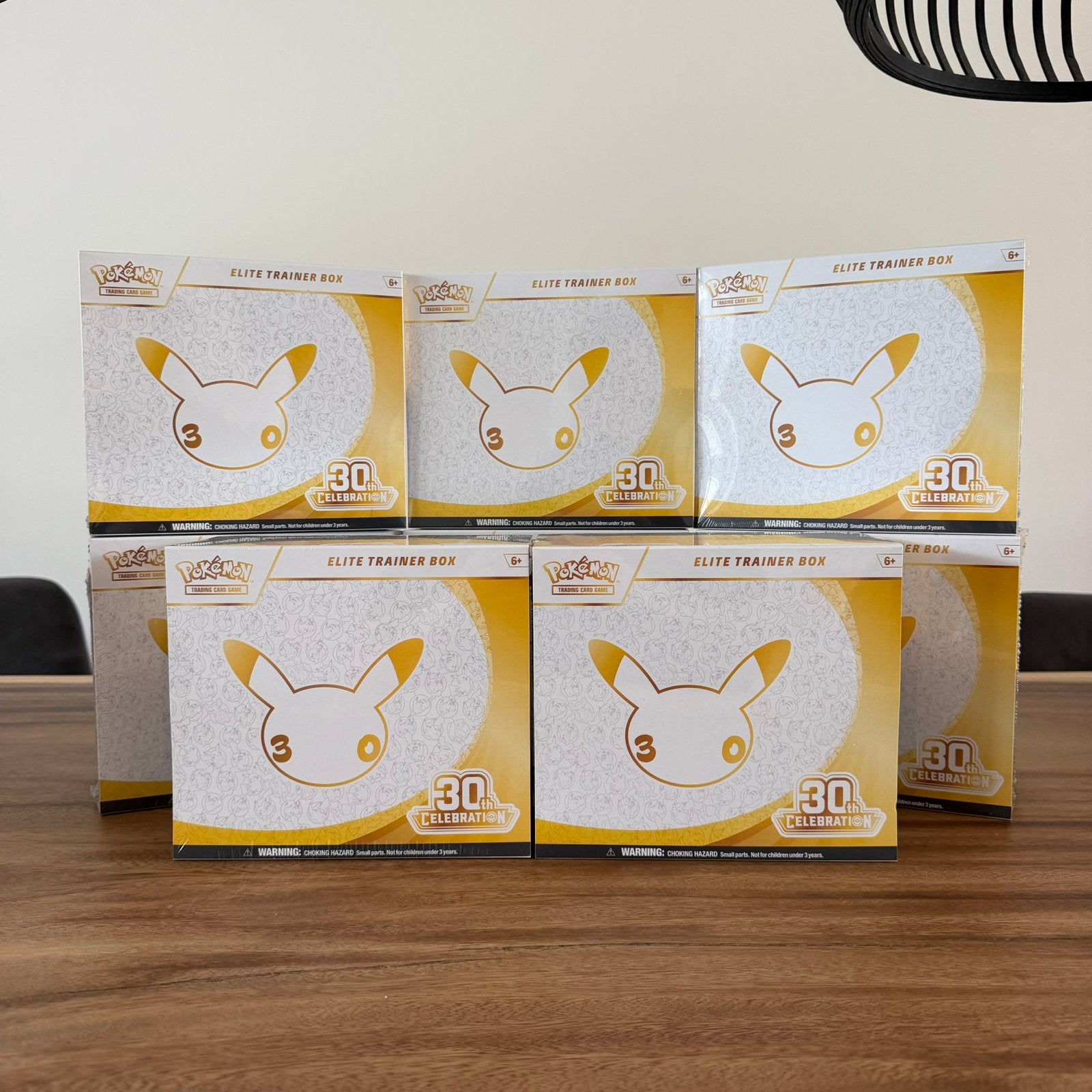 Pokémon 30th Anniversary ETB - Sealed - 8 stuks beschikbaar, Ophalen of Verzenden, Nieuw, Boosterbox, Foil