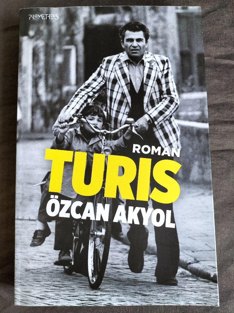 Özcan Akyol - Turis, Boeken, Romans, Zo goed als nieuw, Ophalen of Verzenden