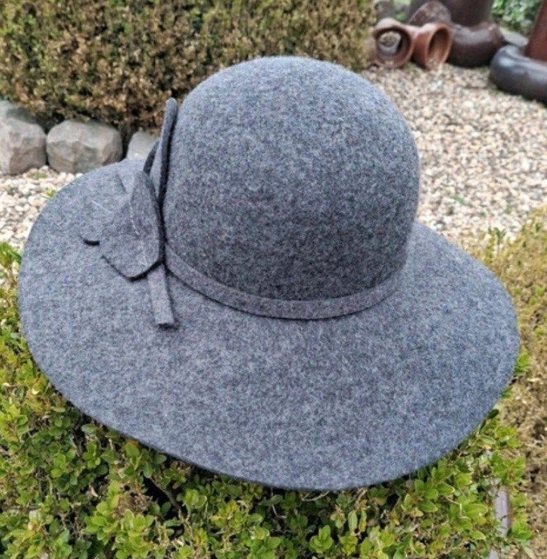 Prachtige, warme winterhoed in een veelzijdige grijze kleur., Made in Italy, 56 of 57 cm (M, 7 of 7⅛ inch), Hoed, Ophalen of Verzenden