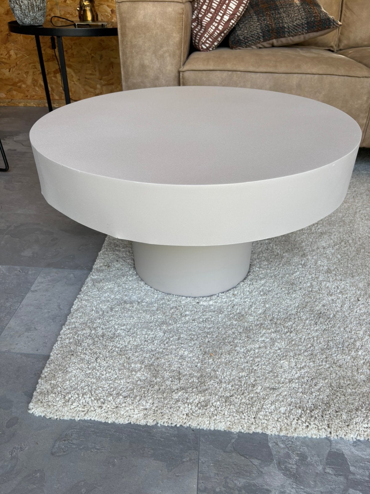 Salontafel rond metaal beige/grijs, Huis en Inrichting, Tafels | Salontafels, Ophalen, Rond, 50 tot 100 cm, Zo goed als nieuw