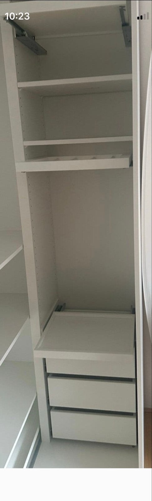Witte hoekkledingkast met uitrekbare planken, Ophalen, Met plank(en), Gebruikt, 200 cm of meer
