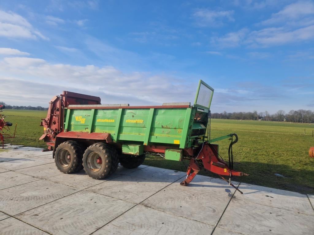 Strautmann mestverspreider mestwagen, Ophalen, Fruitteelt, Grondbewerking
