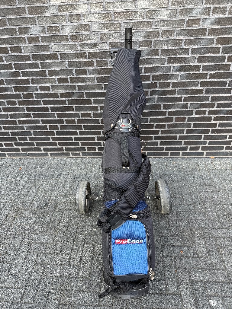 Golftrolly met golftas en clubs