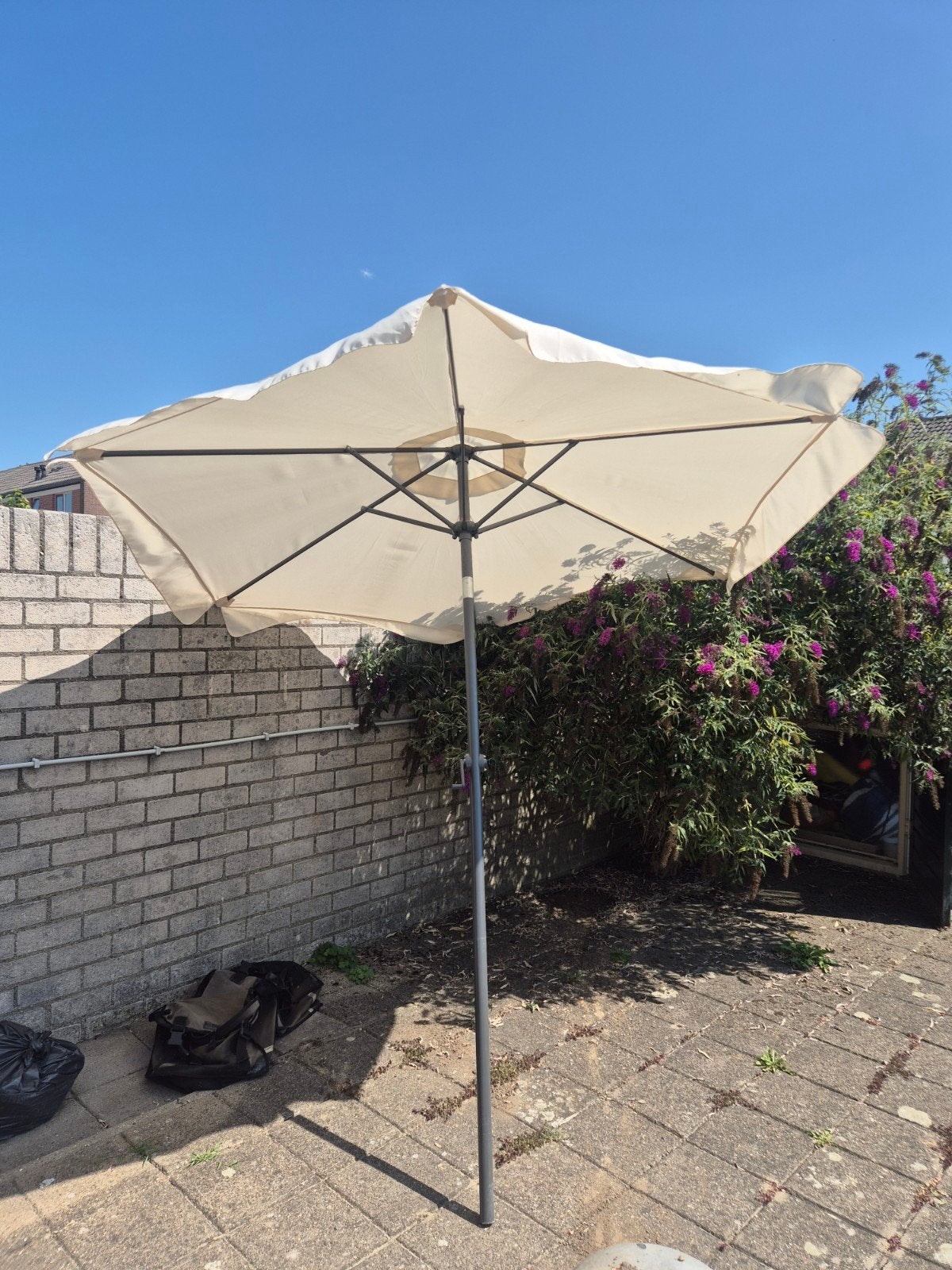 Crèmekleurige parasol met zwengel, Tuin en Terras, Ophalen