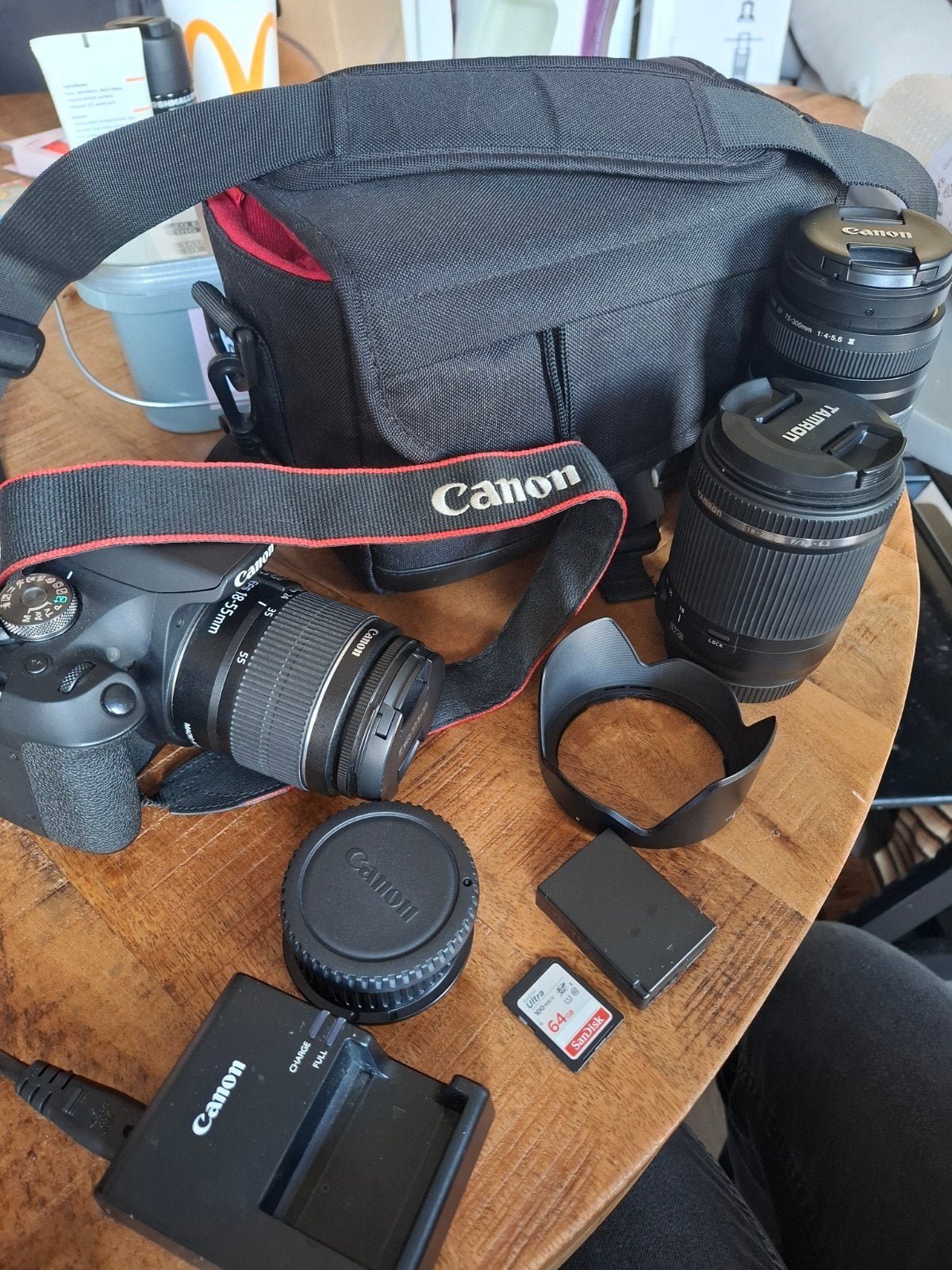 Canon 2000D camera met 3 lenzen en accessoires, Gebruikt, Canon, Ophalen of Verzenden, 8 keer of meer