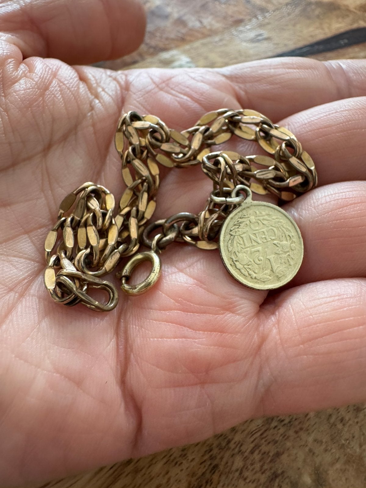 Oude antieke armband met een muntje, Ophalen of Verzenden, Gebruikt, Overige kleuren
