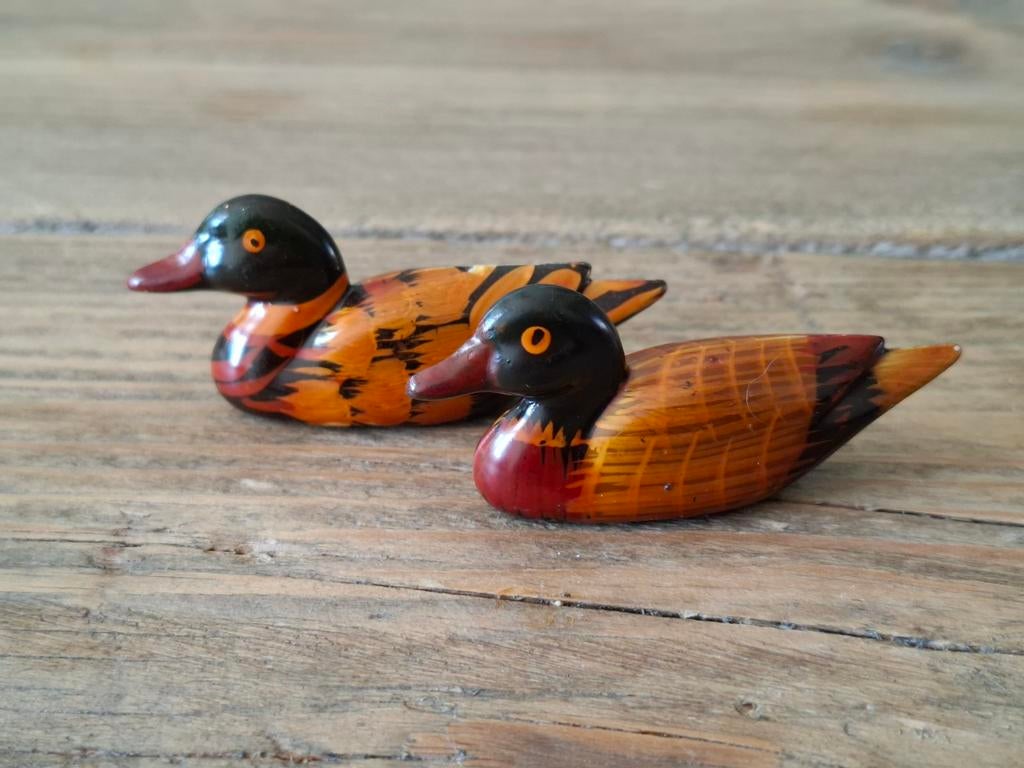 Set van 2 mandarijn eendjes. Kunsthars. Miniatuur. L 6,5 cm., Verzenden, Zo goed als nieuw, Dier