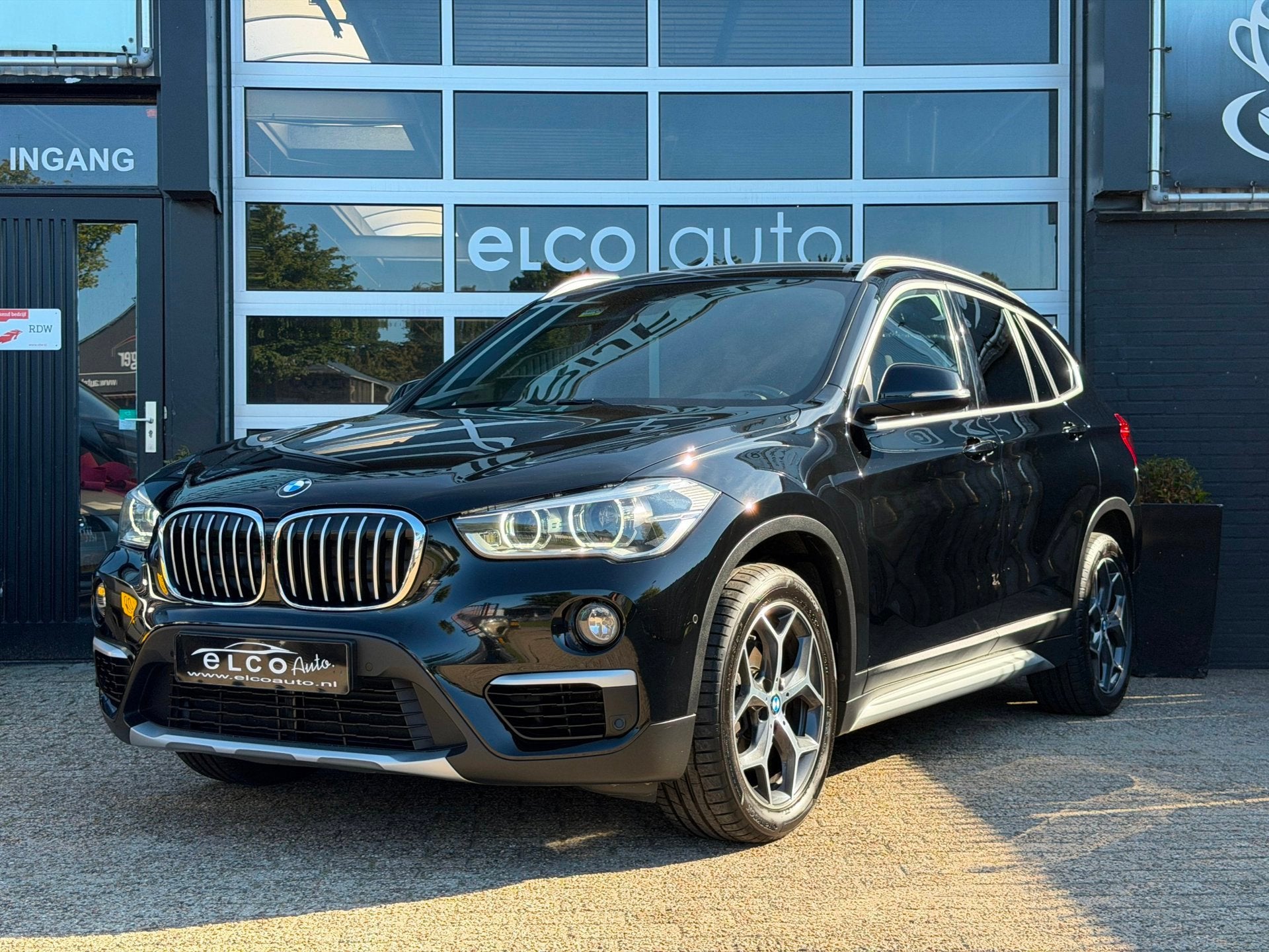 BMW X1 SDrive18i High Executive/SportStoelen+LED+Trekhaak, Gebruikt, Zwart, Leder en Stof, Zwart