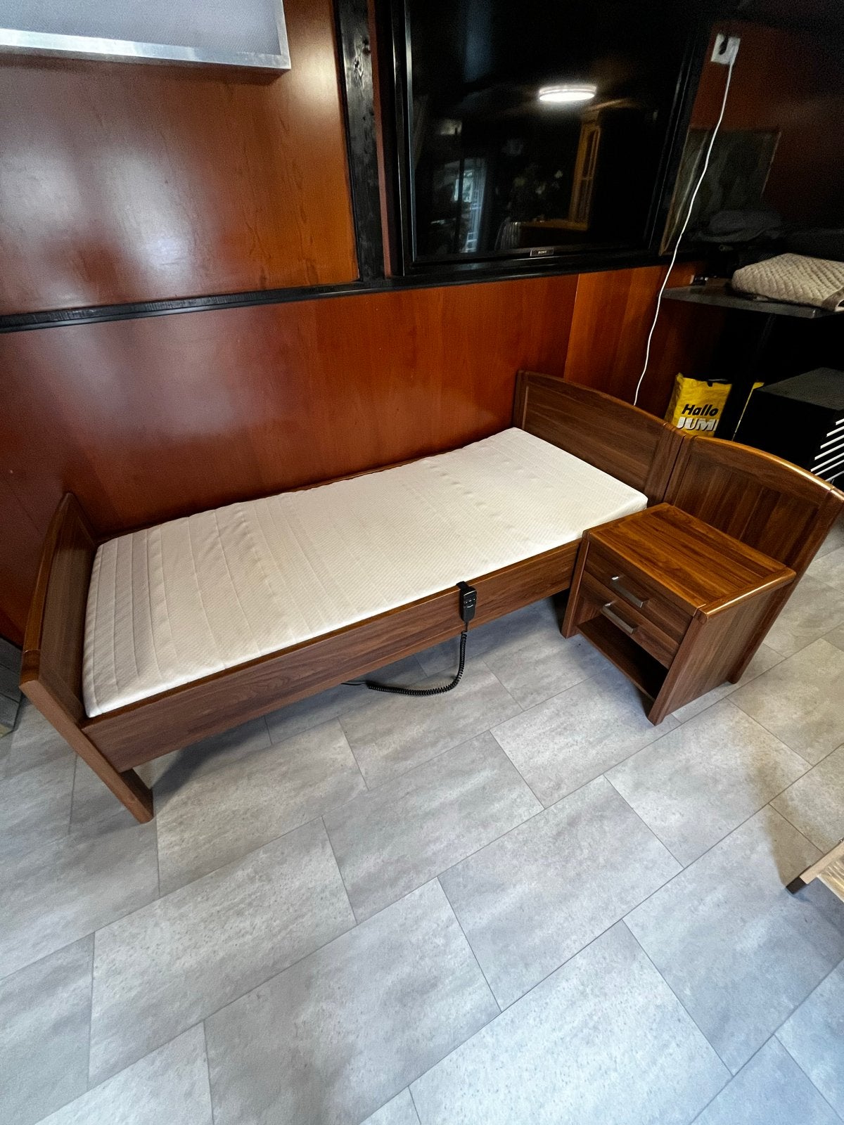 Eenpersoonsbed, elektrische lattenbodem, nachtkastje, Ophalen, 90 cm, Eenpersoons, Bruin