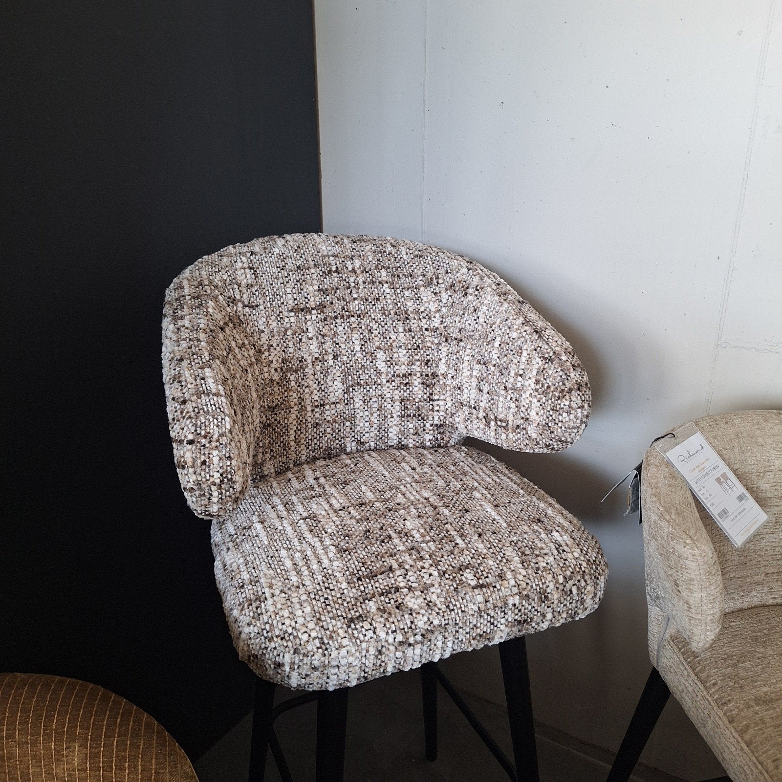 Richmond Interiors barstoel Indigo custom made tweed textiel, Huis en Inrichting, 1 kruk, Ophalen, Nieuw, 60 tot 90 cm