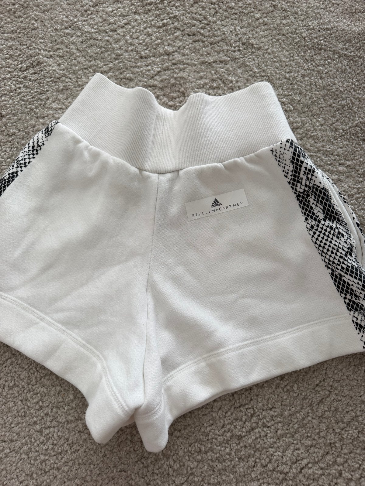 Adidas by Stella McCartney sportshort met slangenprint, Kleding | Dames, Wit, Ophalen of Verzenden, Maat 34 (XS) of kleiner, Fitness of Aerobics